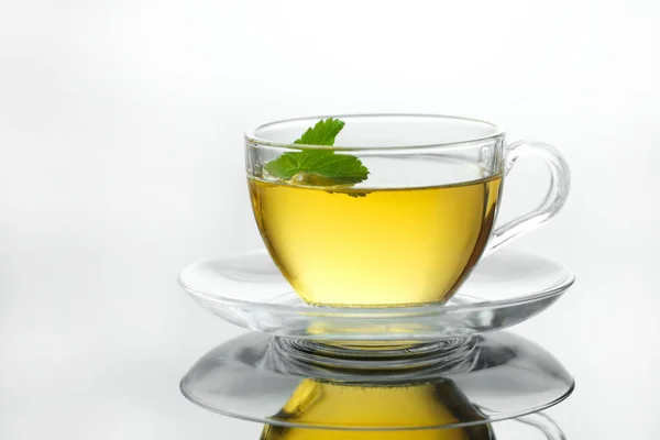 Желтый Травяной Чай Стеклянной Чашке Листом Чашка Горячего Чая Крупным — стоковое фото