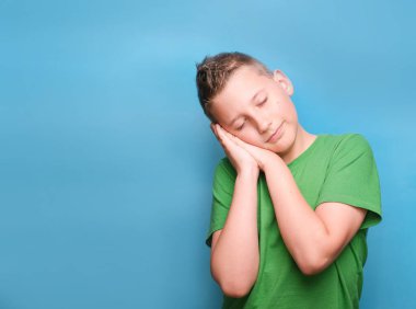 Ağzı açık duran duygusal sevimli çocuğun stüdyo çekimi şaşırmış ve şok olmuştu, gerçek duygularını gösteriyordu. Mavi arkaplanda portre 