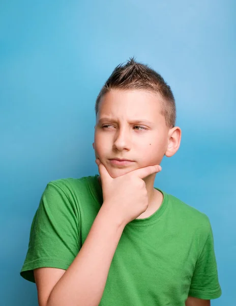 Στούντιο Πλάνο Του Συναισθηματική Αξιολάτρευτο Αγόρι Καλύπτει Ανοιχτό Στόμα Χέρι — Φωτογραφία Αρχείου