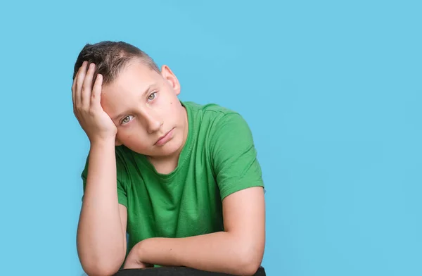 Studio Záběr Emocionálně Rozkošný Chlapec Ukazuje Skutečné Emoce Portrét Modrém Stock Snímky