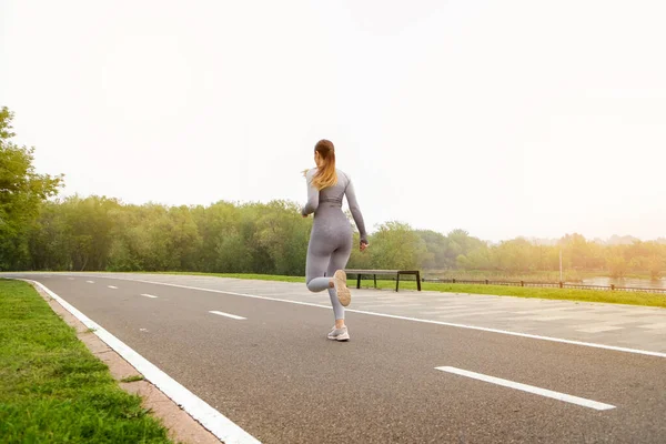 Женщина Одета Леггинсы Топ Работает Асфальт Дороги Летний Парк Понятие — стоковое фото