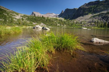 Dağlar yaz manzarası. Seyahat konsepti. Kayalar ve göl manzarası.