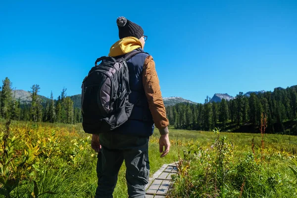 Tourist Backpack Travelling Mountains — Stock Photo, Image