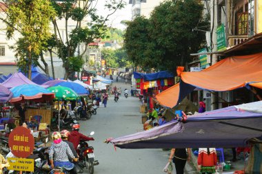 Bac Ha Vietnam - 21 Temmuz 2019: İnsanlar Bach Ha İlçesinde yaşayan yerel pazarlar için alışverişe gidiyorlar