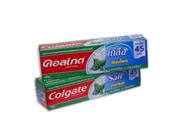 UBON RATCHATHANI, THAILAND-Nov 05, 2020: Colgate, Colgate-Palmolive tarafından üretilen diş macunu, bitkisel kalsiyum ve florür markasıdır. Beyaz arka planda izole edilmiş. Tayland 'da popüler bir marka..