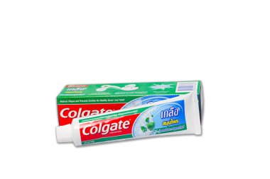 UBON RATCHATHANI, THAILAND-Nov 05, 2020: Colgate, Colgate-Palmolive tarafından üretilen diş macunu, bitkisel kalsiyum ve florür markasıdır. Beyaz arka planda izole edilmiş. Tayland 'da popüler bir marka..