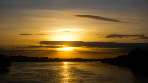 Schöner Sonnenaufgang Über Einem Baum Einem Sommermorgen Und Der Fluss — Stockfoto