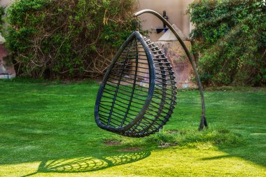 Bahçede sallanan sandalye