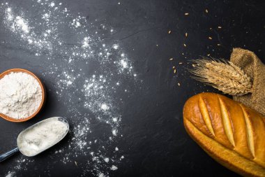 Bir somun ekmek ve buğday unu.