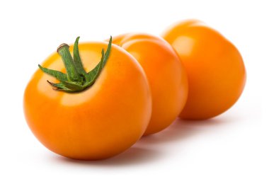 Beyaz arka planda üç sarı domates.