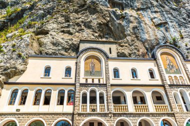 Kayalıklardaki manastır