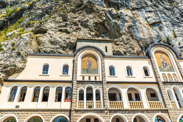 Kayalıklardaki manastır