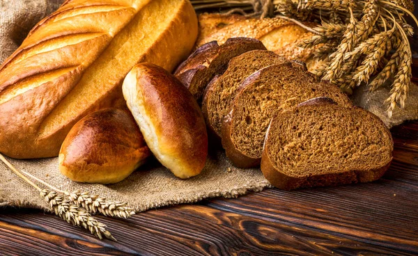 테이블 위에 놓인 솜털 빵 — 스톡 사진
