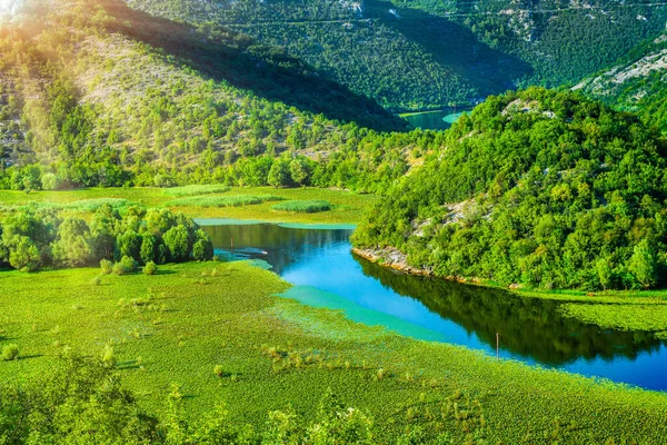 Lago Skadar Nas Montanhas Montenegro Sob Raios Sol — Fotografia de Stock