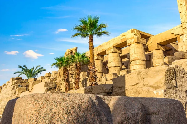 Riesige Säulen in Karnak — Stockfoto
