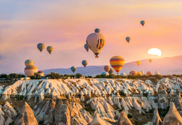 Růžový východ slunce v Goreme — Stock fotografie