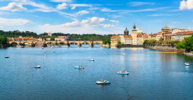 Çek Cumhuriyeti Prag 'daki Charles Köprüsü yakınlarındaki Vltava nehrinde katamaranlar