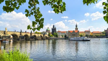 Prag 'daki Vltava Nehri üzerindeki Eski Şehir' in mimarisinin görüntüsü