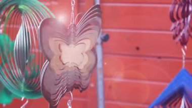 Renkli geometrik metal rüzgar çanı çevirici, bahçe hipnotik sürrealite süslemesi Noel fuarında, Polonya