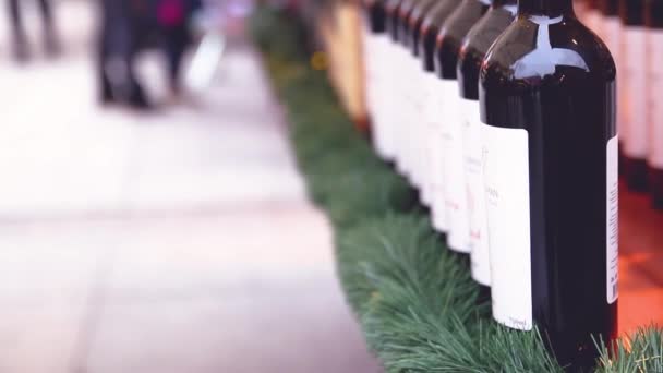 Бутылочное вино на Рождественском рынке в Польше — стоковое видео