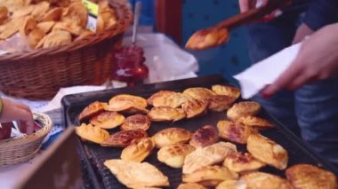 Polonya, Katowice 'deki Noel fuarında ızgara ve füme peynir, oscypek yapmak..