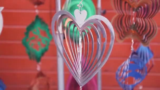 Filtre à carillon métallique géométrique coloré, décoration surréaliste hypnotique de jardin à la foire de Noël, Pologne — Video