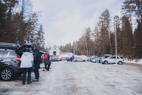 2019年2月10日 波兰蒂利茨 滑雪者在滑雪场停车 并配备了自己的滑雪者 — 图库照片