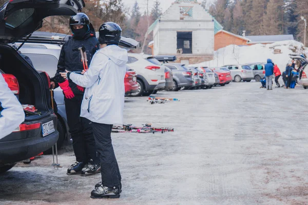 Tylicz Polonia Febrero 2019 Estacionamiento Estación Esquí Los Esquiadores Ponen —  Fotos de Stock