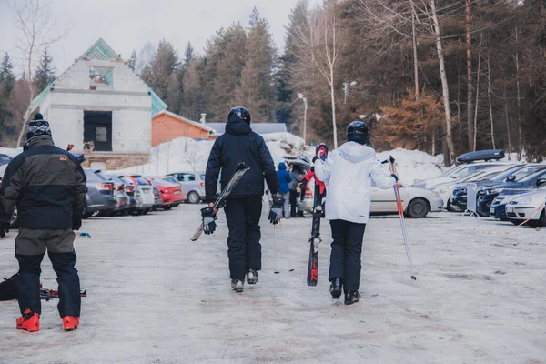 Tylicz Polonia Febrero 2019 Estacionamiento Estación Esquí Los Esquiadores Ponen —  Fotos de Stock