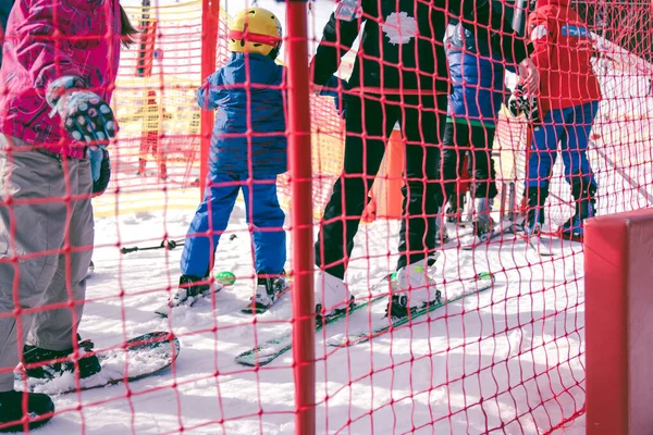 滑雪场 儿童和成年人在滑雪场排队等候上坡滑雪 — 图库照片