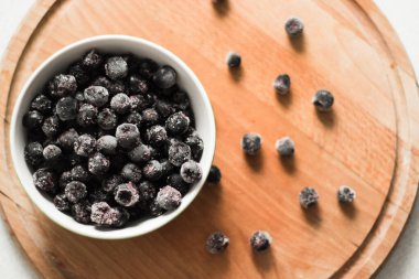 Donmuş böğürtlen dondurulmuş siyah Rowan Donmuş Meyve. Üst manzara, düz yatak, yakın çekim.