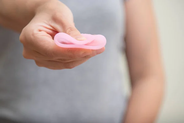 Primer Plano Mano Mujer Plegable Copa Menstrual Que Muestra Cómo — Foto de Stock