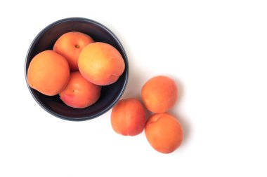 Masada olgun kayısılar var. Portakallı kayısı kasede meyve. Kayısı suyu besleyici..