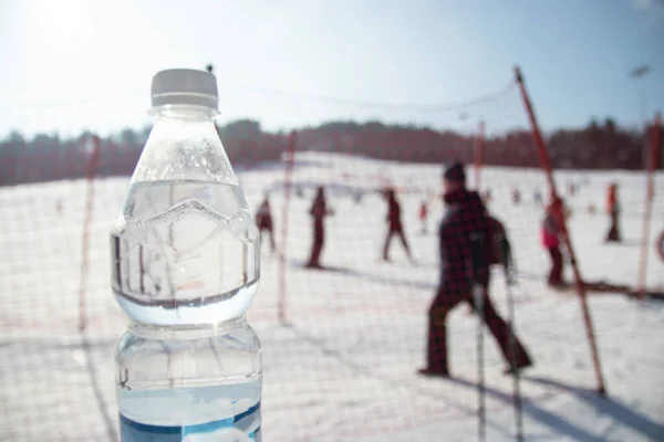 Botella Agua Fondo Parque Esquí Polonia Año Nuevo Gente Esquiar —  Fotos de Stock