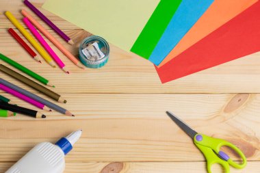 Renkli kağıttan kesilmiş bir çocuk. Doğum günü kartı hazırlayan çocuk. Anneler günün kutlu olsun ve 8 Mart 'ın kutlu olsun. Çocuk Sanatı. Bir fikrim var. Adım adım. fotoğraf talimatı