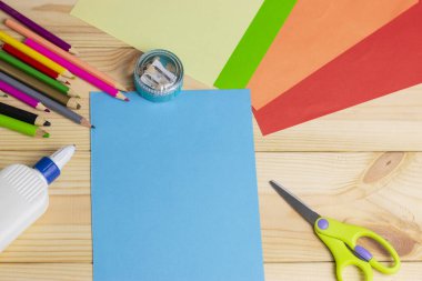 Renkli kağıttan kesilmiş bir çocuk. Doğum günü kartı hazırlayan çocuk. Anneler günün kutlu olsun ve 8 Mart 'ın kutlu olsun. Çocuk Sanatı. Bir fikrim var. Adım adım. fotoğraf talimatı