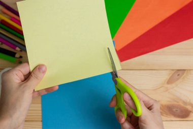 Renkli kağıttan kesilmiş bir çocuk. Doğum günü kartı hazırlayan çocuk. Anneler günün kutlu olsun ve 8 Mart 'ın kutlu olsun. Çocuk Sanatı. Bir fikrim var. Adım adım. fotoğraf talimatı