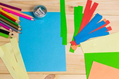 Renkli kağıttan kesilmiş bir çocuk. Doğum günü kartı hazırlayan çocuk. Anneler günün kutlu olsun ve 8 Mart 'ın kutlu olsun. Çocuk Sanatı. Bir fikrim var. Adım adım. fotoğraf talimatı