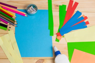 Renkli kağıttan kesilmiş bir çocuk. Doğum günü kartı hazırlayan çocuk. Anneler günün kutlu olsun ve 8 Mart 'ın kutlu olsun. Çocuk Sanatı. Bir fikrim var. Adım adım. fotoğraf talimatı
