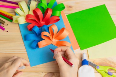 Renkli kağıttan kesilmiş bir çocuk. Doğum günü kartı hazırlayan çocuk. Anneler günün kutlu olsun ve 8 Mart 'ın kutlu olsun. Çocuk Sanatı. Bir fikrim var. Adım adım. fotoğraf talimatı