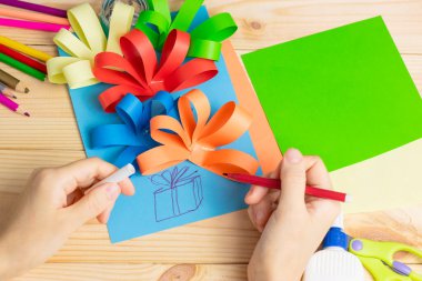 Renkli kağıttan kesilmiş bir çocuk. Doğum günü kartı hazırlayan çocuk. Anneler günün kutlu olsun ve 8 Mart 'ın kutlu olsun. Çocuk Sanatı. Bir fikrim var. Adım adım. fotoğraf talimatı