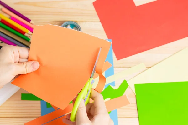Παιδί Κομμένο Από Χρωματιστό Χαρτί Παιδί Που Φτιάχνει Κάρτα Γενεθλίων — Φωτογραφία Αρχείου