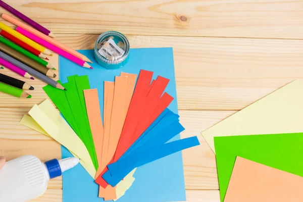 Παιδί Κομμένο Από Χρωματιστό Χαρτί Παιδί Που Φτιάχνει Κάρτα Γενεθλίων — Φωτογραφία Αρχείου