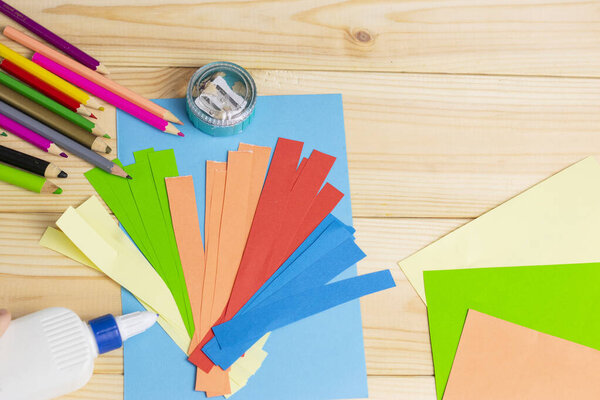 Ребенок вырезан из цветной бумаги. Ребенок делает поздравительную открытку. Счастливого дня матери и счастливого 8 марта. Детское искусство. Идея самодельная. Шаг за шагом. фото инструкция. Шаг 4