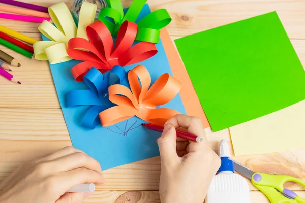 Criança Cortada Papel Colorido Miúdo Fazer Cartão Aniversário Feliz Dia — Fotografia de Stock