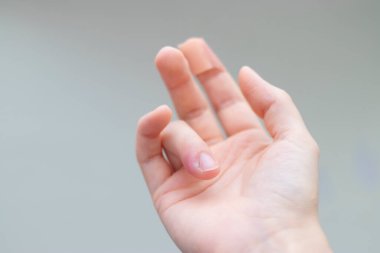 Parmağında apse var. Parmak enfeksiyonu olan biri. Tırnak ağrısı. Boşluğu kopyala