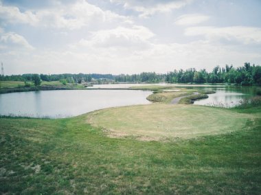 Golf sahasının saha manzarası. Zengin yeşil çimenlikli golf sahası. Güzel manzara.