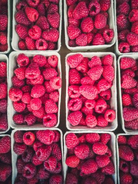 Satılık ahududular sepetlerde, olgun ahududu dolu ahşap sepetler bir sokak dükkanının tezgahında.