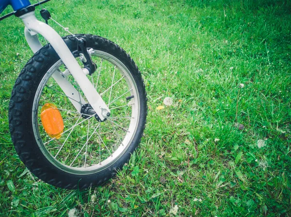 夏の公園に立つ10代の男の子のための自転車部品屋外 ホイールクローズアップ — ストック写真