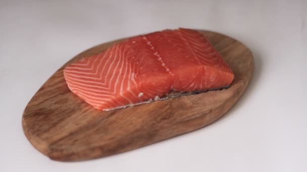 Salmon di papan kayu terisolasi, mengambil proses memasak, — Stok Video